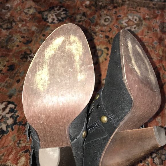 Black studded suede bootie - Picture 4 of 4